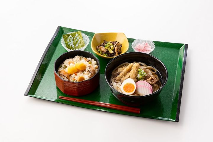 牛すき月見きしめんと季節のごはん