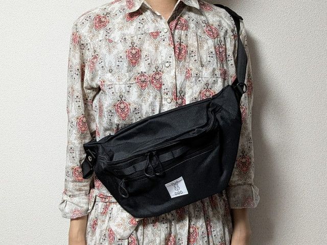 多機能ボディバッグブラック持ったところ