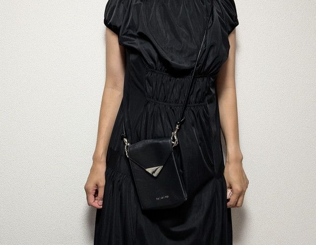 ハザマミニショルダーバッグ持ったところ