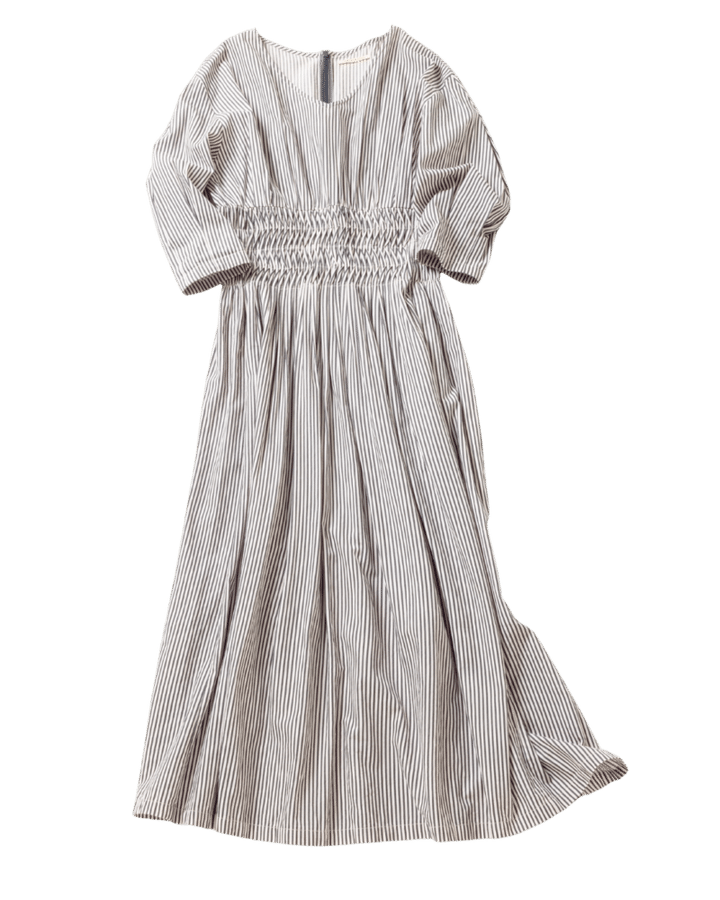 縦縞とウエストシャーリングでメリハリを。3万5200円（ヌキテパ／パサンド バイ ヌキテパ）