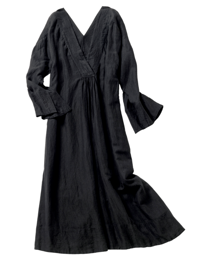 前後V開きで縦ライン。ラインが出ないアルパカリネン。7万8100円（カオス／カオス表参道）