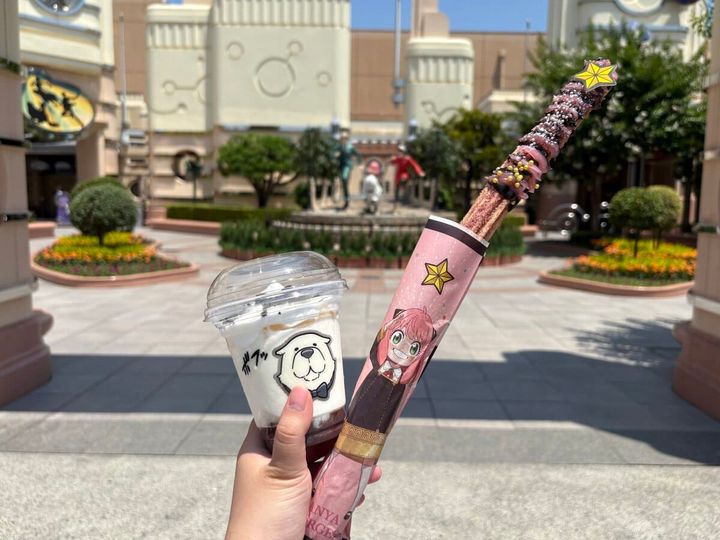 USJ×スパイファミリー 左：ボンドのアイスサンデー～バニラ＆チョコ～ 右：ベリーエレガント！！アーニャのステラ・チュリトス～ストロベリー＆ラズベリー味～