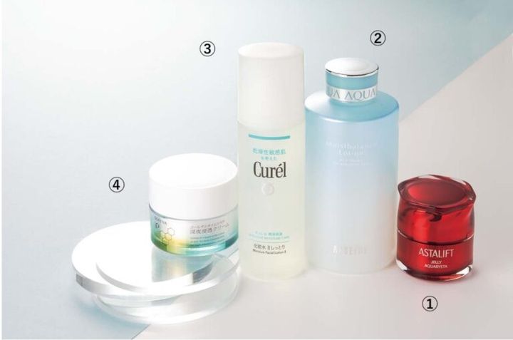 アスタリフト ジェリー アクアリスタ 40g ¥9,900／富士フイルム、アクセーヌ モイストバランス ローション360㎖ ¥6,050／アクセーヌ、キュレル 潤浸保湿 化粧水II しっとり（医薬部外品）150㎖ ¥2,090（編集部調べ）／花王、ソフィーナ iP ゴールデンタイムリペア 深夜浸透クリーム55g ¥2,970（編集部調べ）／花王