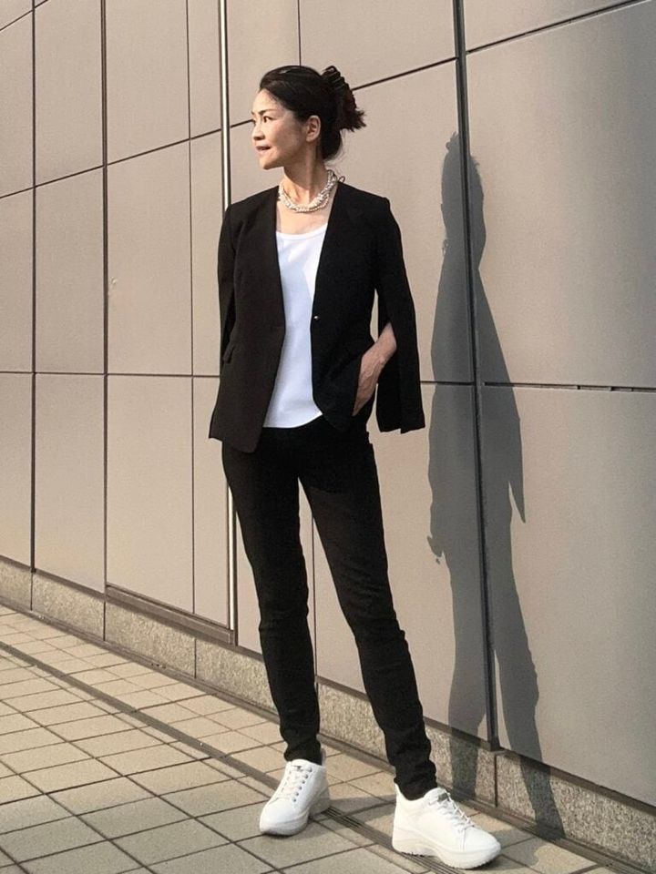 ブラックコーデの差し⾊としても