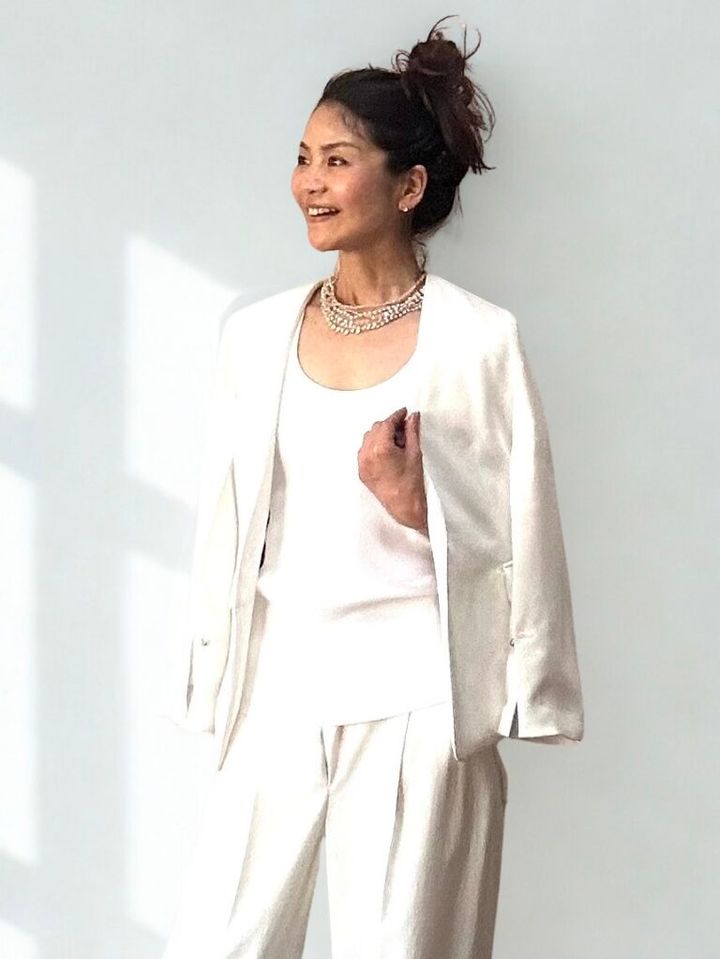 ⽩はどんなアウターにも合って⼀枚あると便利