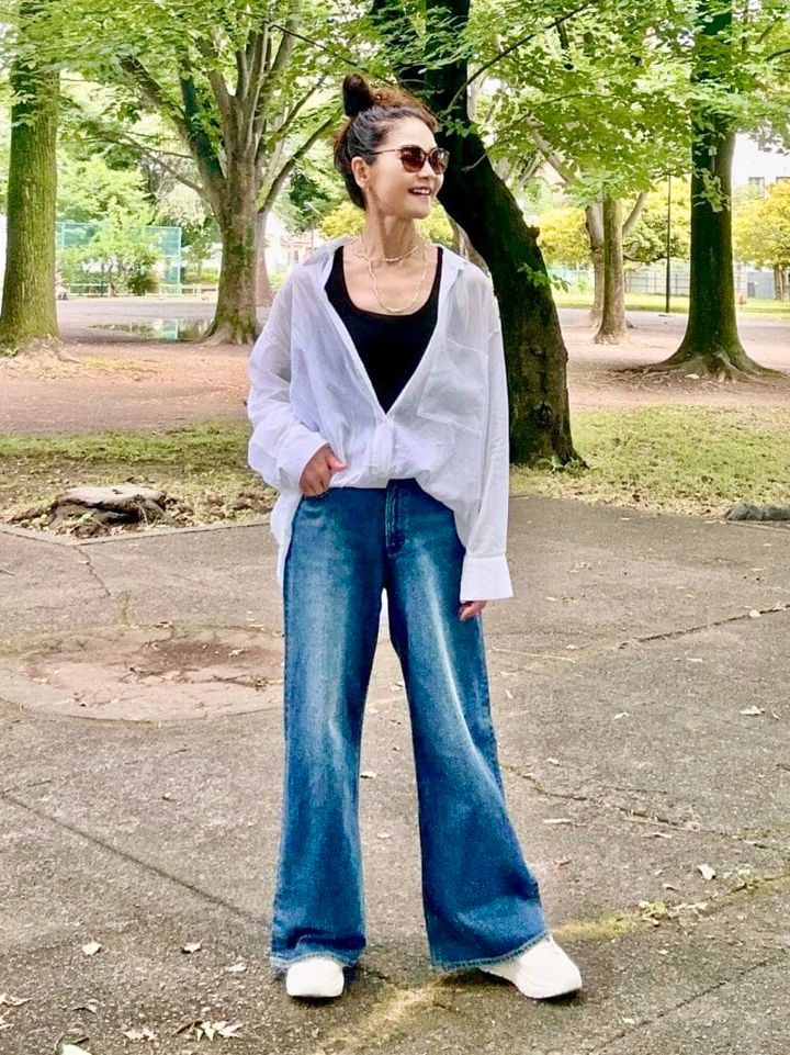 ⽩シャツ&デニムのインナーとして