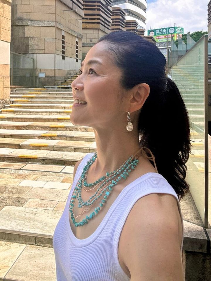 さらに、⼤ぶりのパールピアスで上品さをプラス。