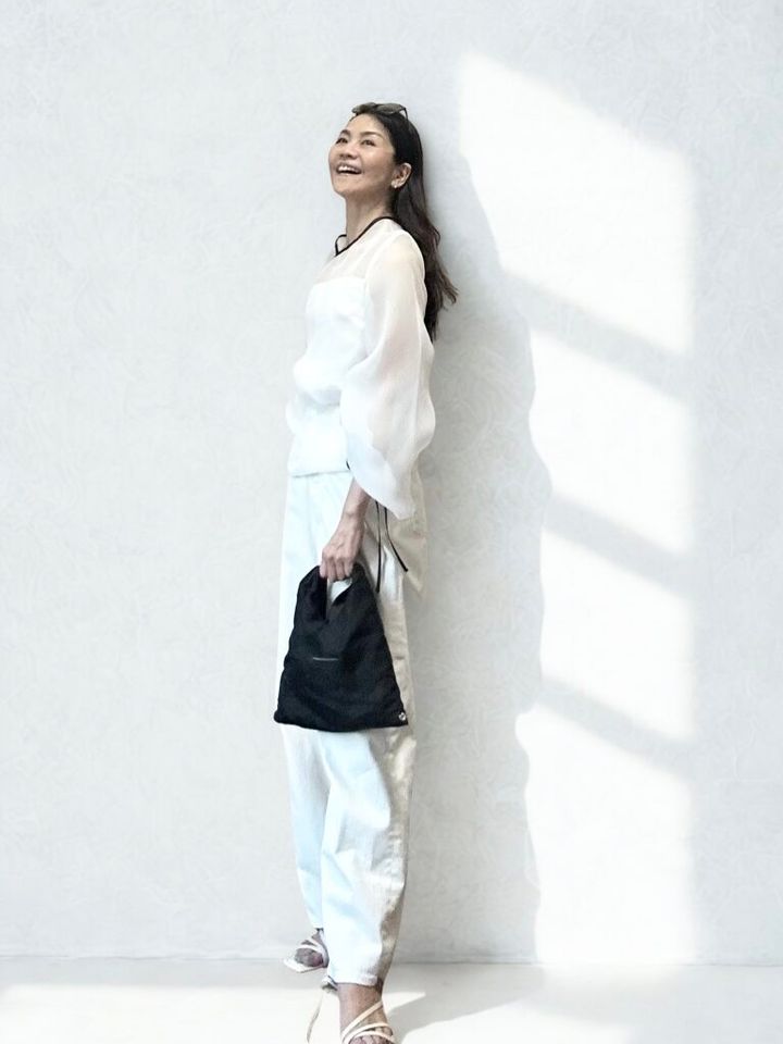 オーガンジーのブラウスにサングラス