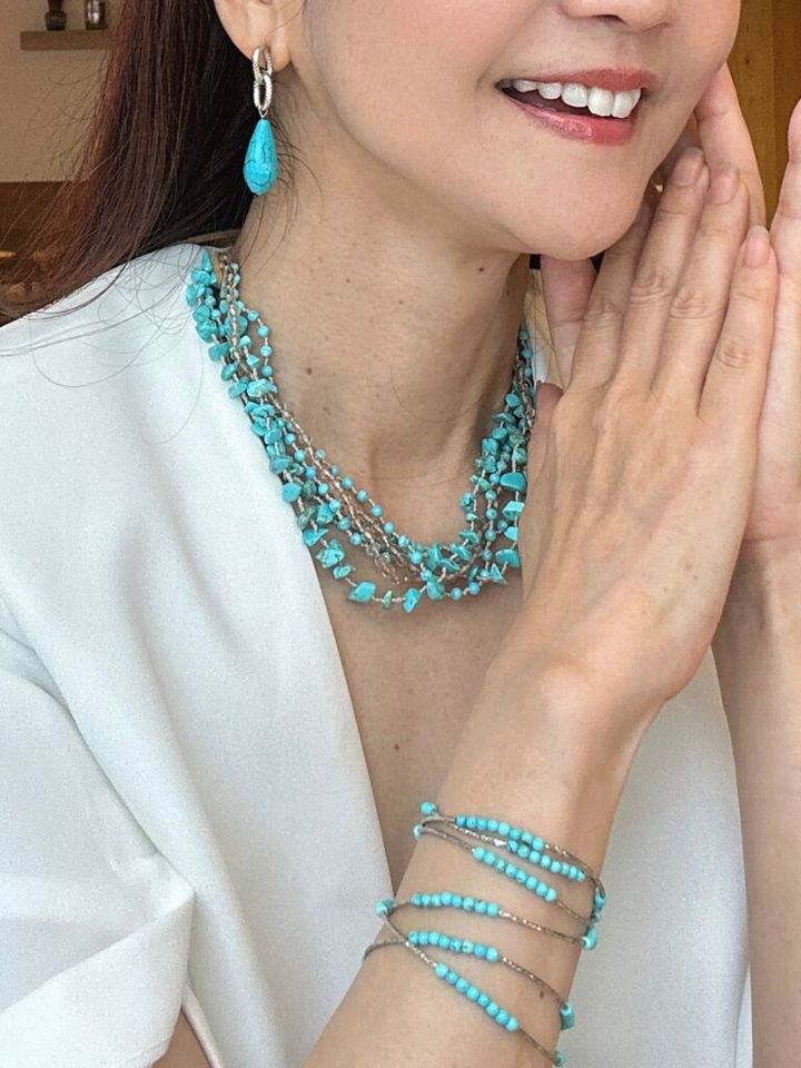 インナーとして使っているときは、ターコイズで統⼀したアクセサリーで洗練された印象に。