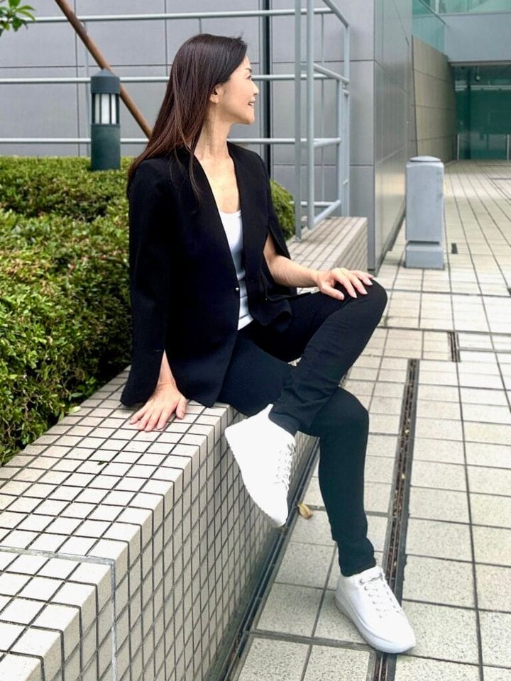 ブラックコーデの差し⾊としても