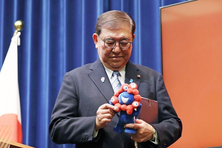 大阪・関西万博の公式キャラクター「ミャクミャク」と「顔」が似てると話題の石破首相（撮影：2025年4月1日、時事）