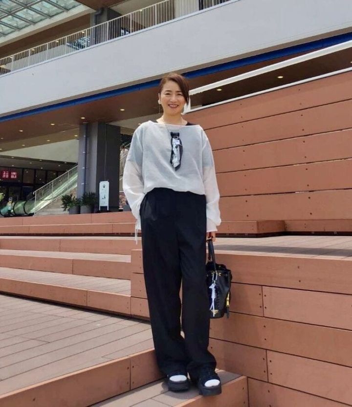 夏のモノトーンコーデを軽やかにするには？「ミスティック」のシアートップスで涼やかな着こなしに！