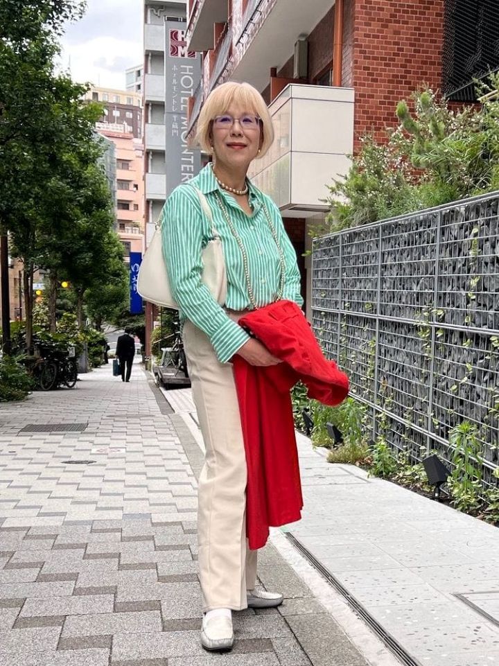 夏は爽やかカラーのオーバーサイズシャツであか抜ける！補色をあえて合わせた上級者おしゃれに注目！