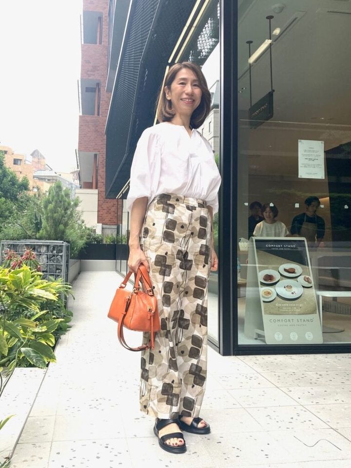 夏は白トップス×輝きアクセで上品な華やかさに！大柄パンツでメリハリをつけた大人の品格コーデ