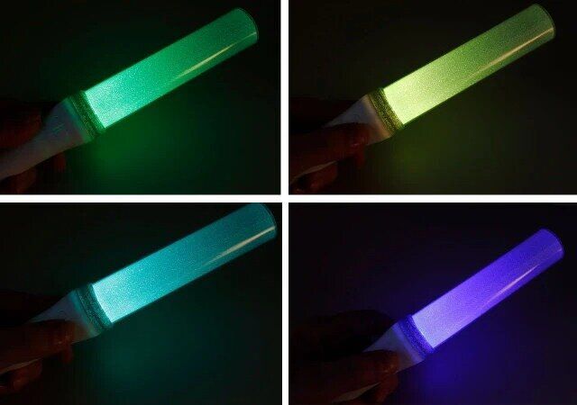 ファン！ファン！！ブレード（LEDコンサートライト、15色チェンジ、ストレート型） 点灯