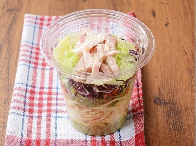 ローソンのバリラ タイアップ 振っておいしいパスタサラダ イタリアンバジルのビジュアル