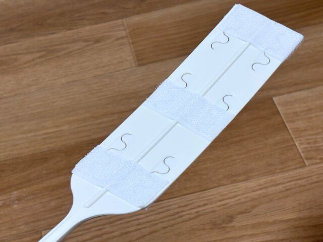 ダイソーの隙間らくらくハンディワイパーに面ファスナーを貼り付ける