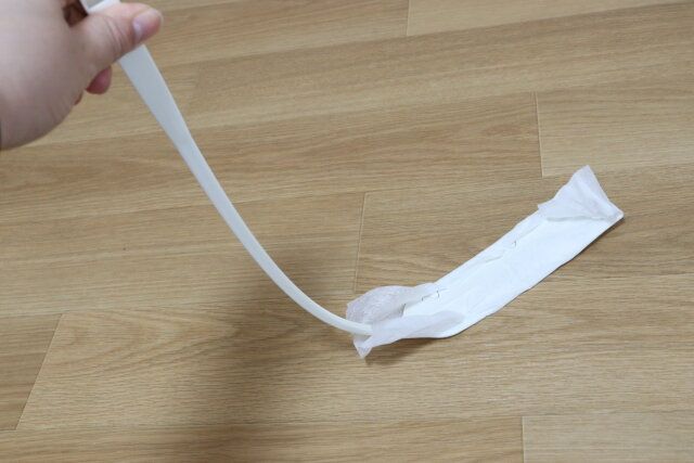 ダイソーの隙間らくらくハンディワイパーはよくしなる