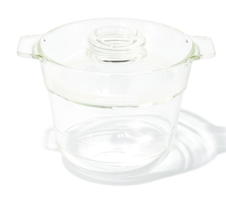 耐熱ガラスで作られた炊飯器は、電子レンジで10分加熱するだけで0.5～1合分のお米を炊ける優れもの。パーツが少ないのでお手入れも簡単。カレーやリゾットなどの調理用鍋としても活用できる。