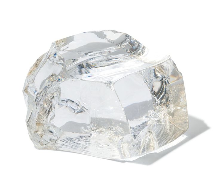 ガラス製作をする際に溶解炉内にできたガラスの塊を、そのまま生かした存在感のあるオブジェ。同じものは二つとなく、置く角度や光の当たり方によってさまざまな表情を見せてくれる。