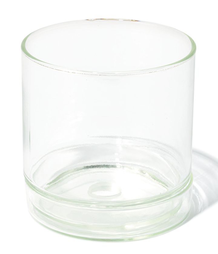 ガラスの透明感が植物のみずみずしい魅力を引き立てる。土の中まで見えるから、根の成長も見守りたい。底面に水抜き用の穴が開いているのも使いやすさのポイント。