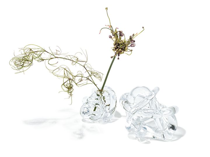 ガラスが複雑に絡まる剣山は、京都在住の作家によるもの。茎が柔らかい花もきれいに生けられる。花瓶に入れて花留めとして使っても。