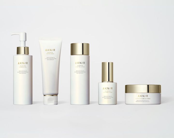 〈左から〉バランシングクレンジングオイル 120ml ￥4,950 バランシングフェイスジェルウォッシュ 80g ￥4,400 バランシングブーストオイルローション 110g ￥4,950 バランシングリポナノセラム 25ml ￥8,690 バランシングデュオクリーム 60g ￥5,940（すべて7月23日発売）