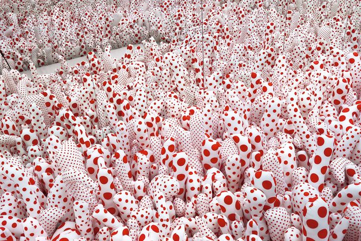 Yayoi Kusama, Infinity Mirror Room-Phalli’s Field (or Floor Show) (1965/2013), ©YAYOI KUSAMA, Courtesy of Ota Fine Arts