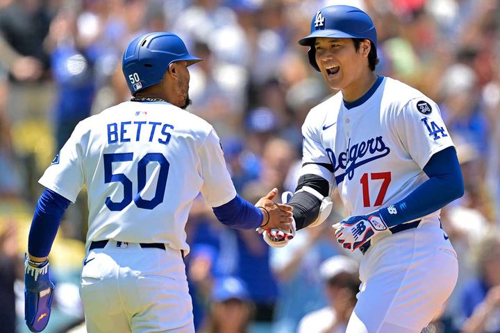 今季34号2ランを放ったドジャースの大谷翔平とムーキー・ベッツ（C）Getty Images