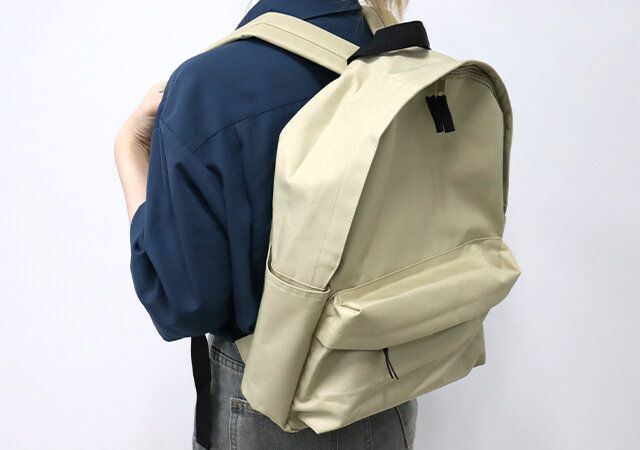 ダイソー系列 スリーピー サイドポケット付きリュック ベージュ 使用例 肩紐