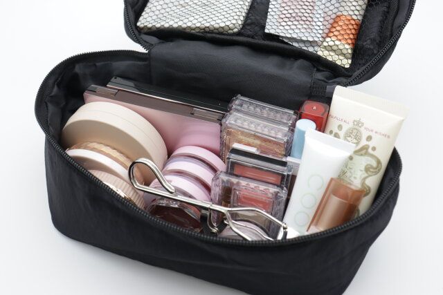 ダイソーの大容量な立体メイクポーチ