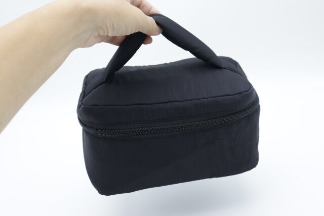 ダイソーの軽い立体メイクポーチ