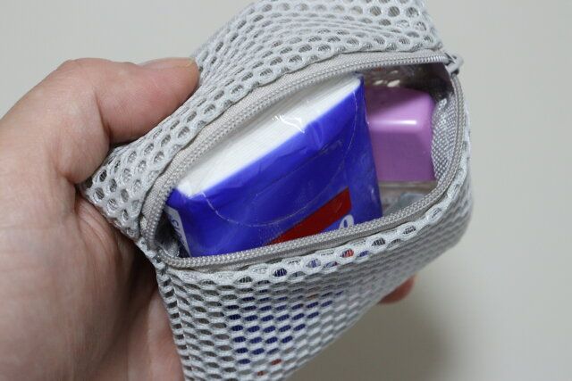 セリアのカラビナ付メッシュポーチ 正方形は小物の収納に便利