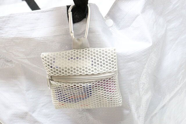 セリアのカラビナ付メッシュポーチ 正方形は中身が見えすぎないから安心