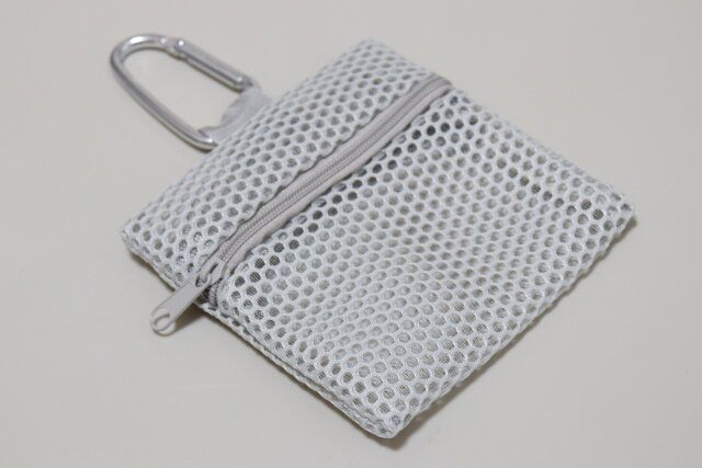 セリアのカラビナ付メッシュポーチ 正方形のライトグレー