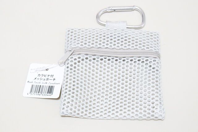 セリアのカラビナ付メッシュポーチ 正方形