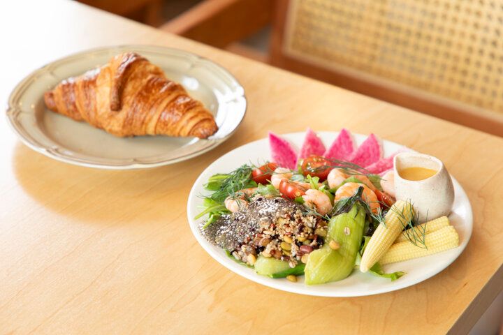 植物に囲まれてのんびりとくつろぐ海辺のカフェ♪「Windera Cafe 鵠沼海岸店」