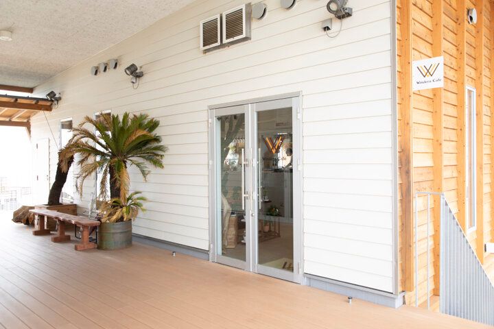 植物に囲まれてのんびりとくつろぐ海辺のカフェ♪「Windera Cafe 鵠沼海岸店」