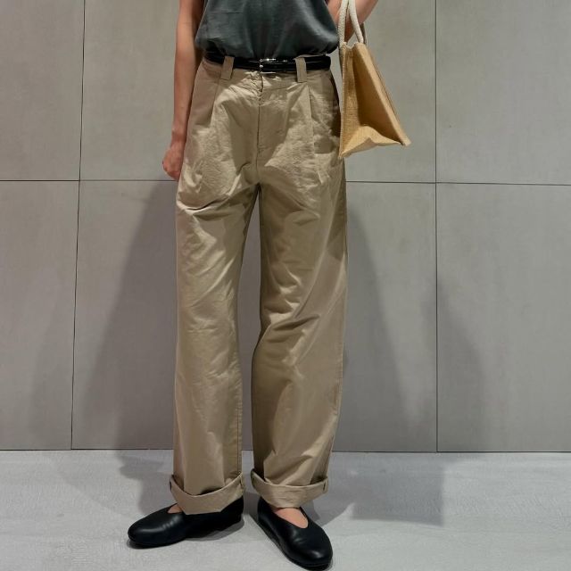 綿混タックワイドパンツを着ている