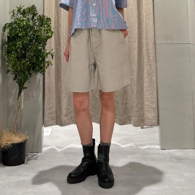 ラミーショートパンツを着ている