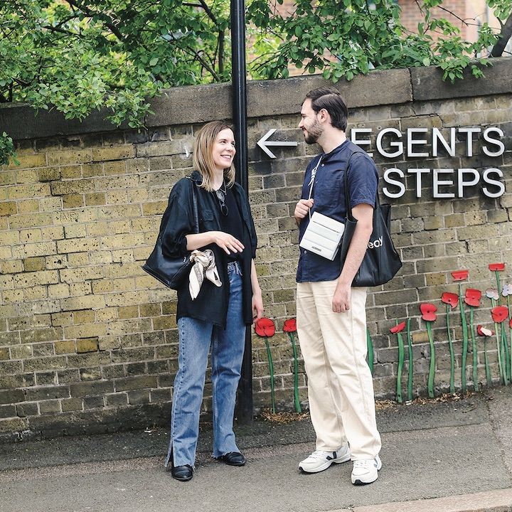 定番のデニムスタイルで差をつけたい時はデザイン性の高いものをセレクトするのが◎