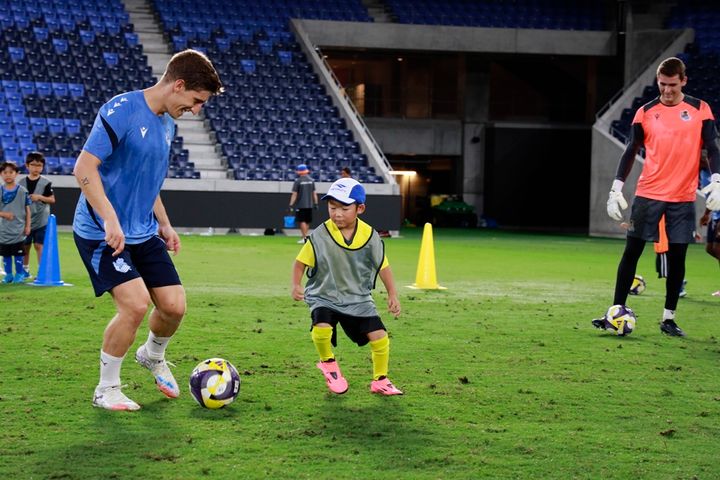 来日した日本代表24歳所属のスペイン名門、長崎でサッカークリニック開催！新監督「この上ない環境」