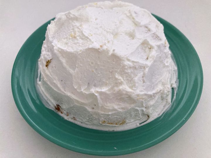 全体にホイップを塗ったカステラヨーグルトケーキ