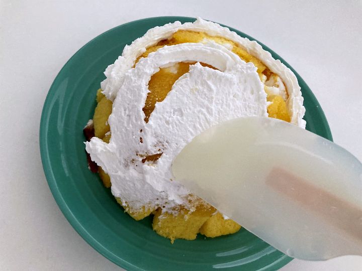 カステラヨーグルトケーキにホイップを塗っているところ