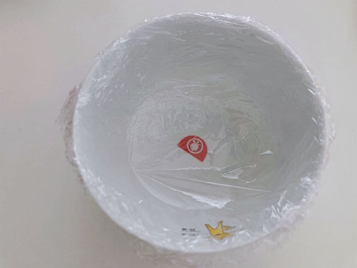 器にラップを張り付ける