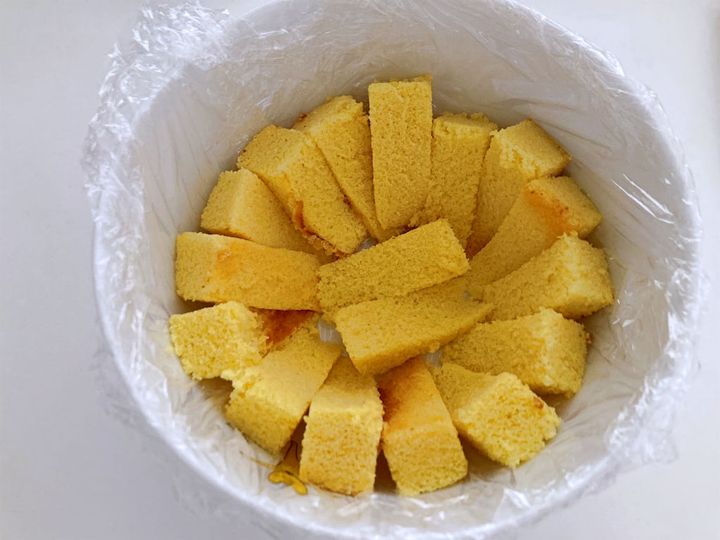 器にカステラを敷き詰める