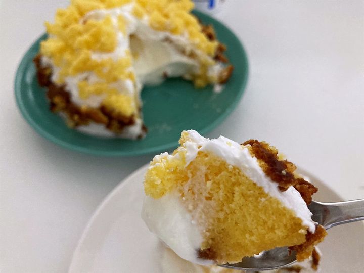 カステラヨーグルトケーキをスプーンですくったところ