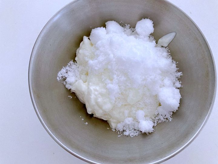 水切りしたヨーグルトに砂糖を加える