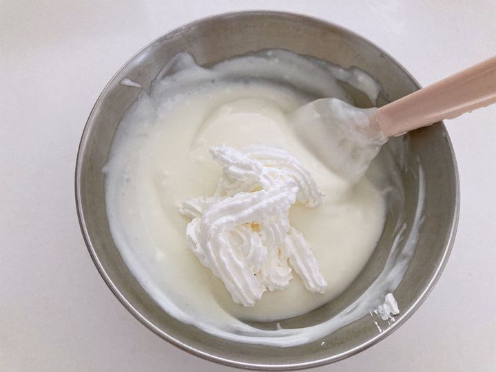 水切りしたヨーグルトにホイップを加える