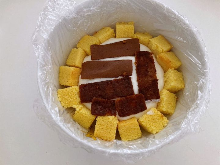 カステラの中にクリームを詰める